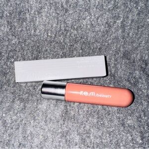 r.e.m. beauty Lip Gloss in shade VCR